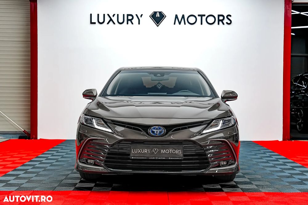 Toyota Camry Luxury - 3