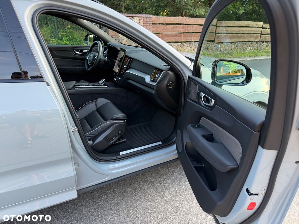 Volvo XC 60 B5 B AWD Plus Black Edition - 11
