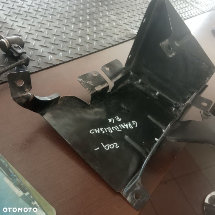 Maserati granturismo mocowanie nadkola lewe wzmocnienie - 4