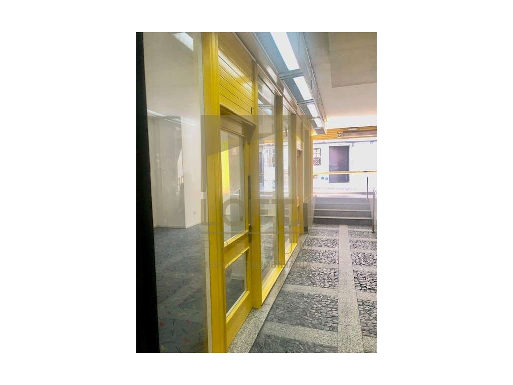Loja em Gaveto Centro de Guimarães-Isenção de IMI - Grande imagem: 2/5