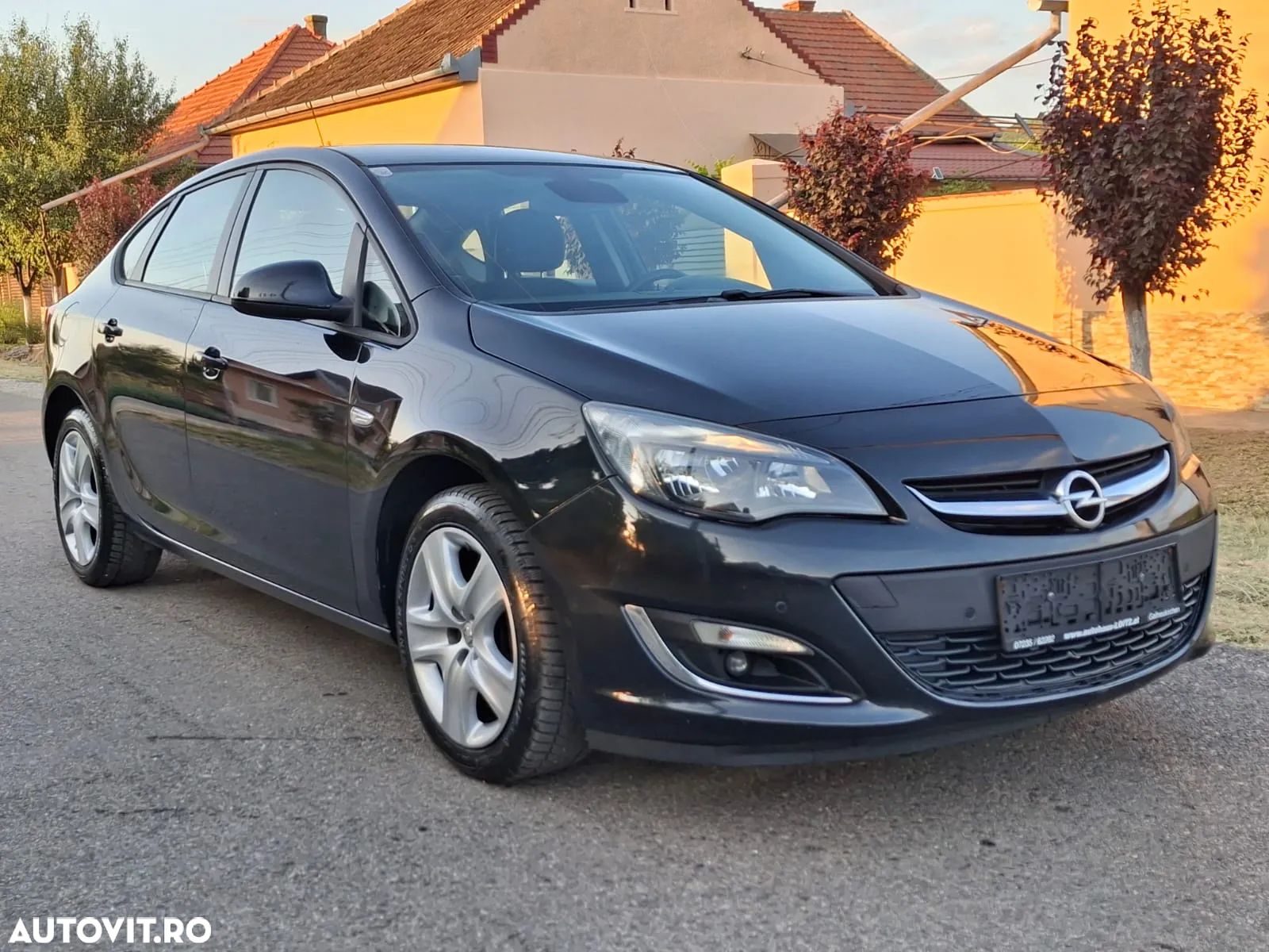 Opel Astra 1.4 Turbo Exklusiv - 1