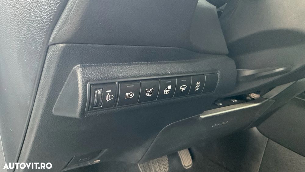 Toyota Corolla 1.8 HSD Business - 33