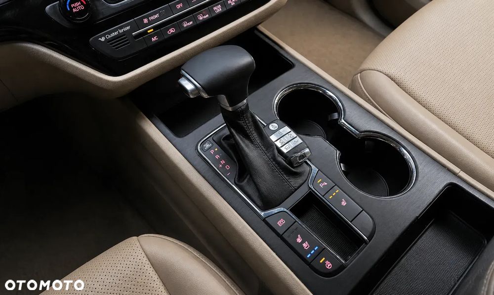 Kia Carnival - 8