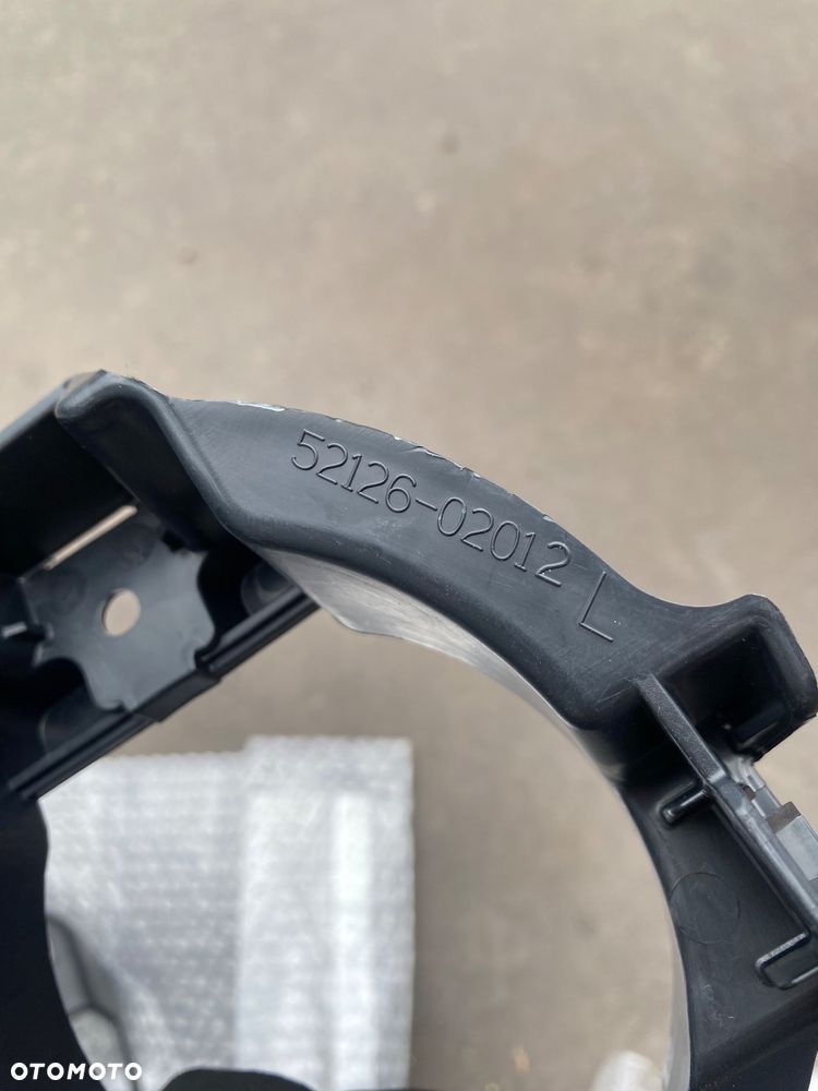 TOYOTA AURIS1 I lift Nowa ! Oryginalna ! lewa ramka lewe mocowanie koszyczek koszyk halogenu na pod halogen wspornik lewy przedni przód  52126-02012  5212602012 - 3