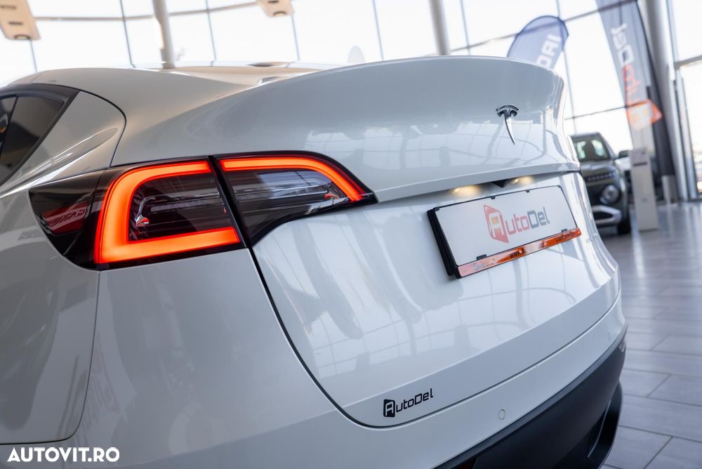 Tesla Model Y Long Range Dual Motor AWD - 14