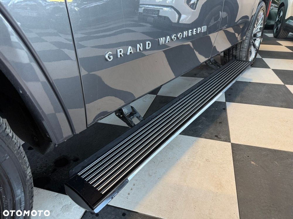Jeep Grand Wagoneer - 9