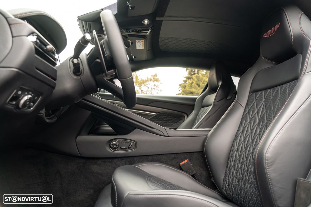 Aston Martin DB12 Coupé - 13