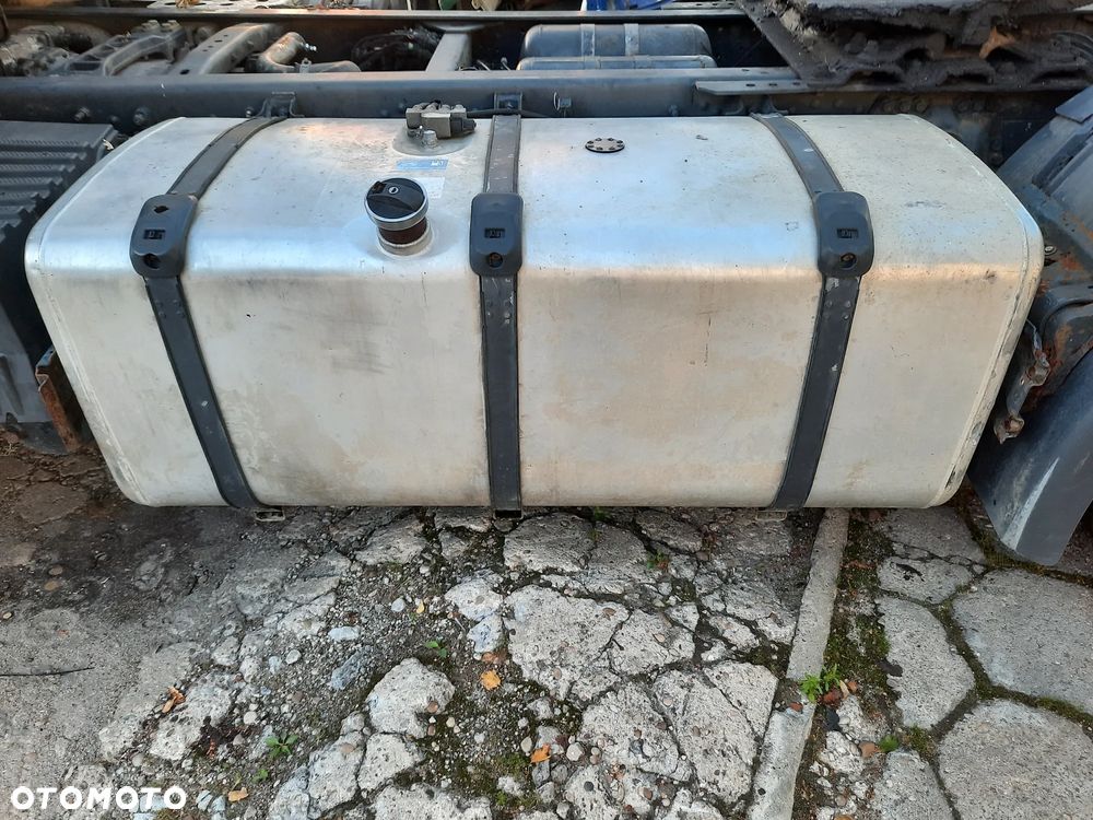 Zbiornik Paliwa 700 L Kompletny + Dystanse Scania R - 1