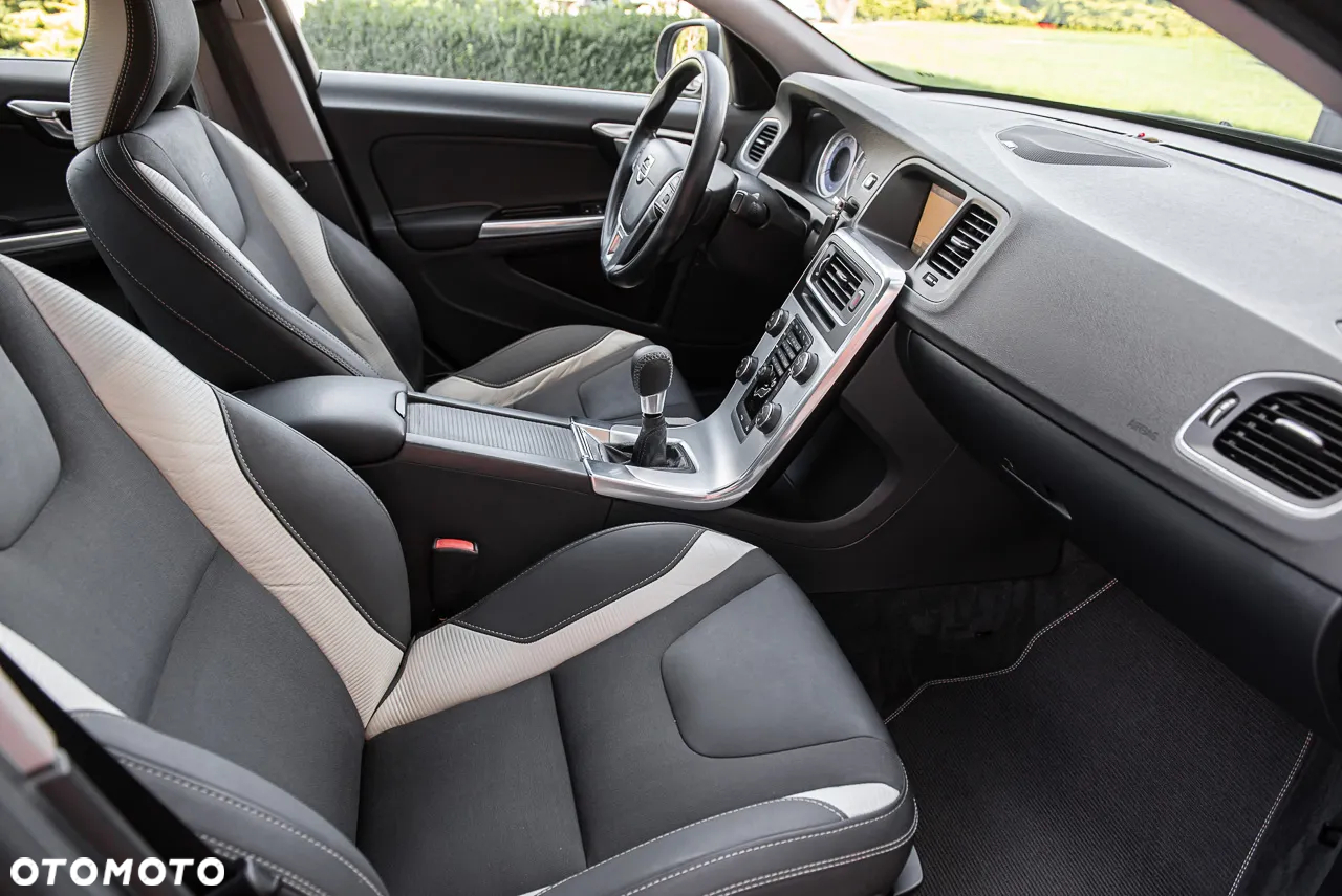 Volvo S60 D3 R-Design - 30