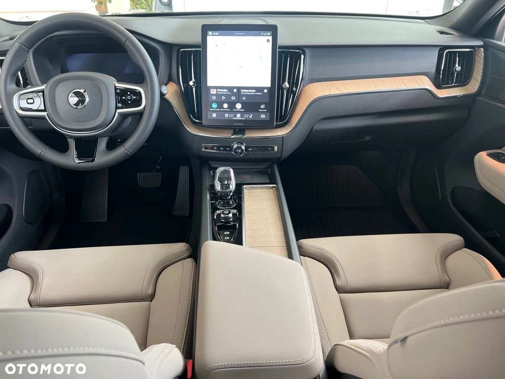 Volvo XC 60 B5 B AWD Plus Dark - 4