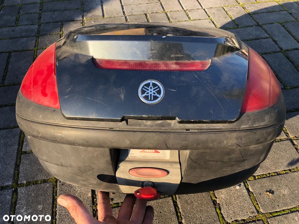 Kufer Yamaha   uszkodzony  Kufer tył - 1