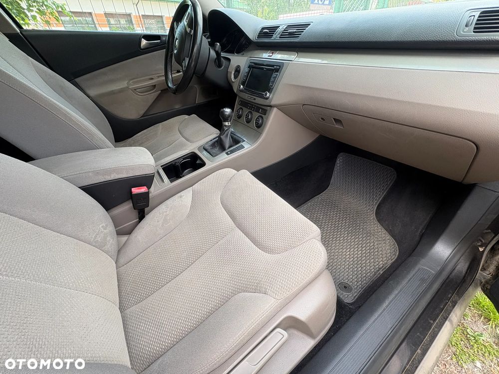 Volkswagen Passat 2.0 TDI Comfortline - 11