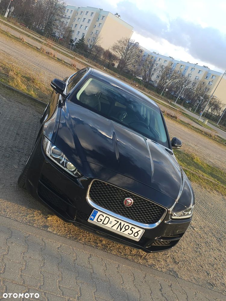 Jaguar XE 20t Prestige - 4