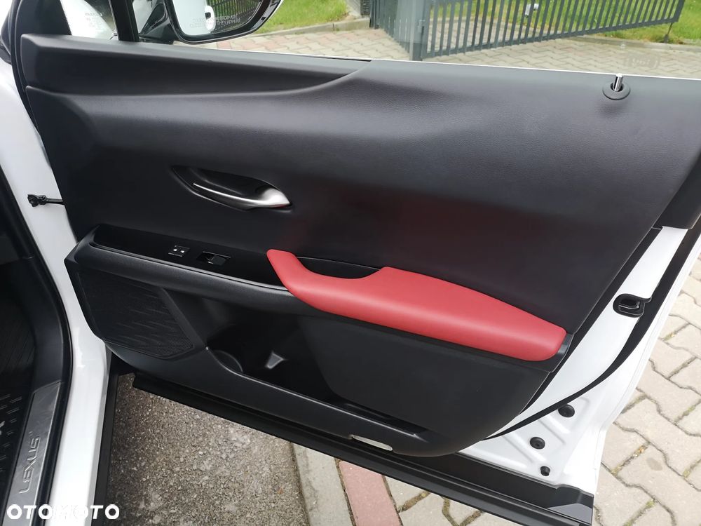 Lexus UX - 30