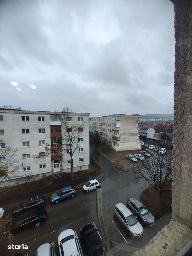 Vand apartament, 2 camere,decomandat,etajul4,zona Liliacului — fotografia 3