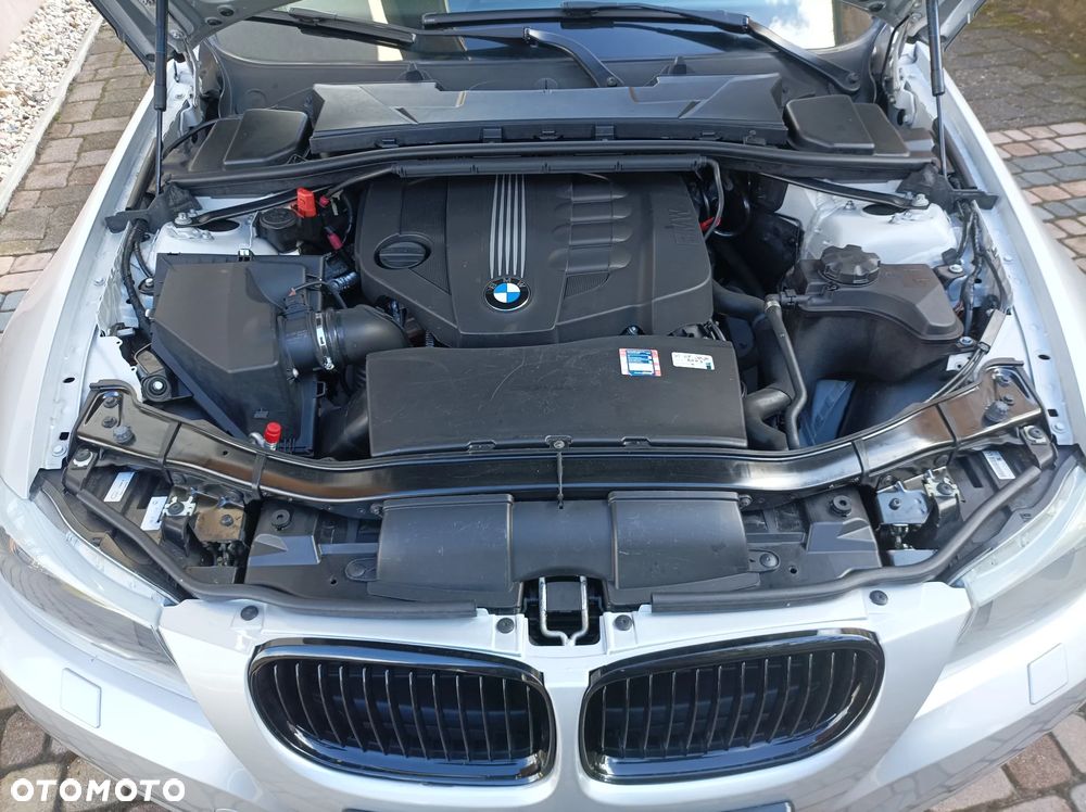 BMW Seria 3 320d DPF Efficient Dynamics Edition - 28