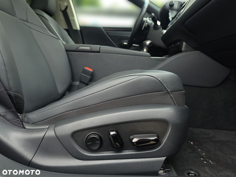 Lexus ES 300h Business Edition - 26