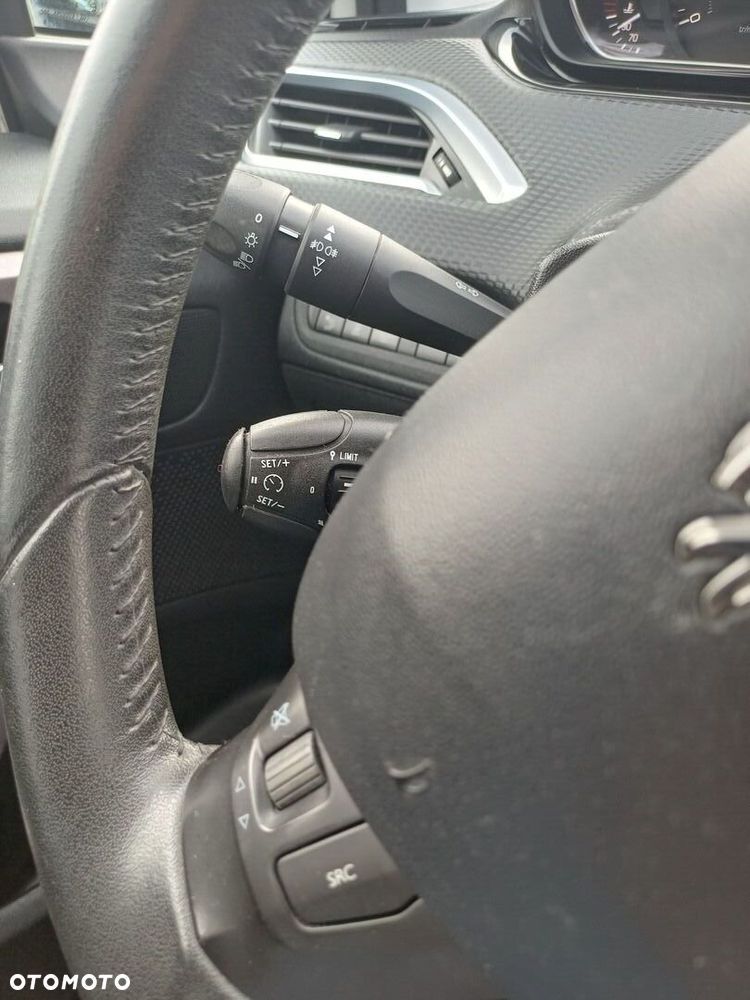 Peugeot 2008 1.2 Pure Tech Style S&S - 25
