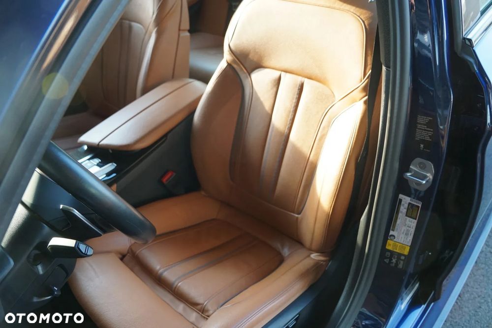 BMW Seria 5 M550i xDrive sport - 29