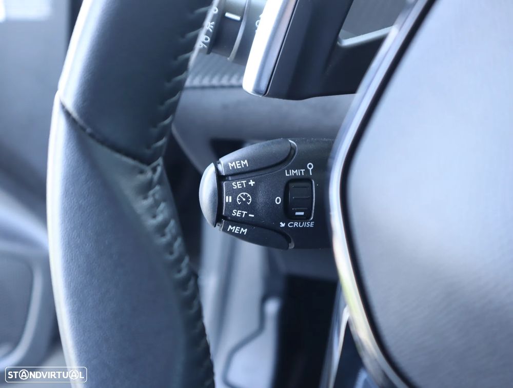 Peugeot 208 1.2 Hybrid Allure e-DCS6 - 34