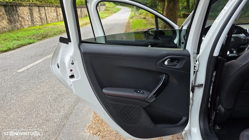 Peugeot 208 1.6 BlueHDi GT Line - 32