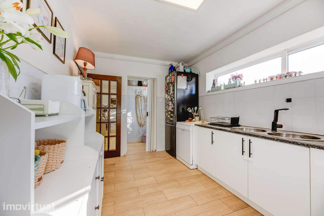 APARTAMENTO T4 TRANSFORMADO EM T3 | VARANDA | REMODELADO | OLIVAIS - Grande imagem: 4/31