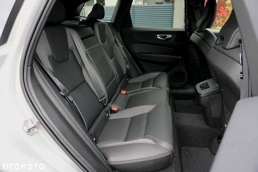 Volvo XC 60 B4 D AWD Plus Dark - 24