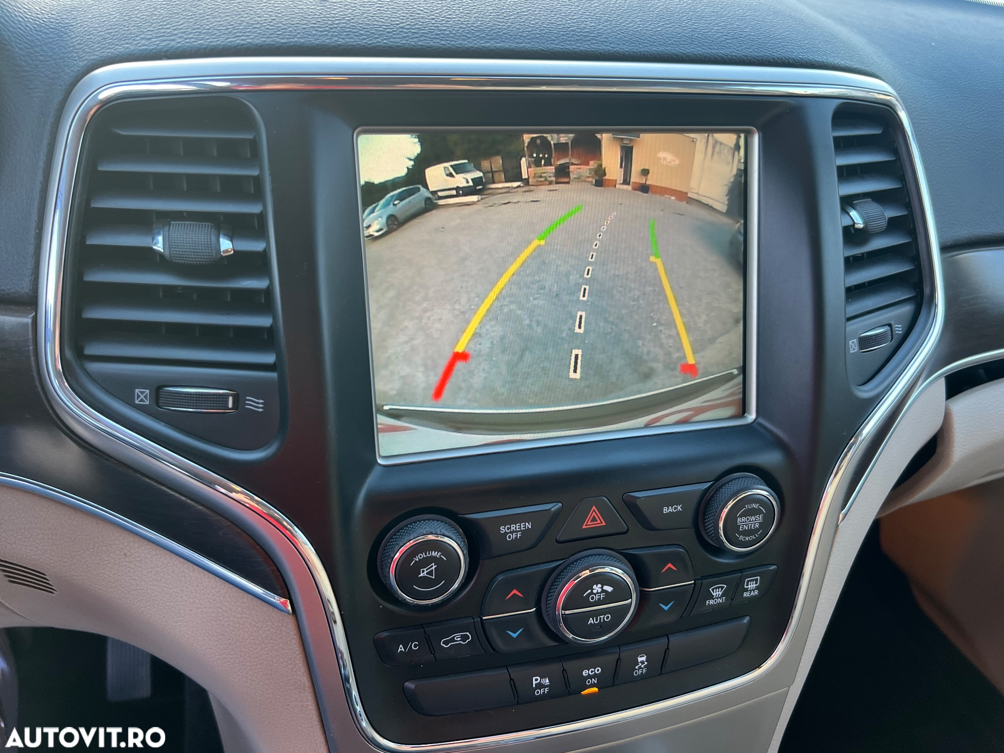 Jeep Grand Cherokee - 24