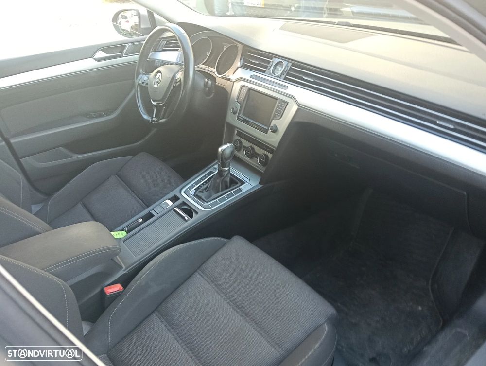 VW Passat Variant 1.6 TDI Highline DSG - 30