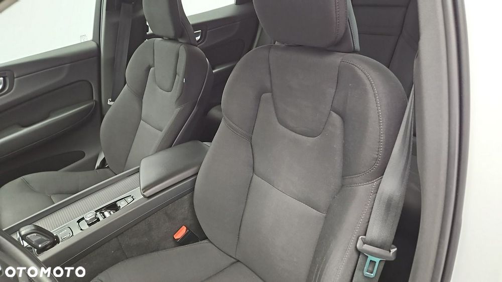 Volvo XC 60 B4 B Momentum Pro - 11