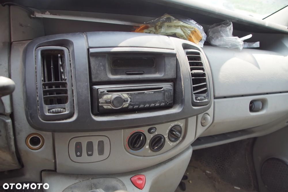 Auto na części - Renault Trafic II 2.5 DCI 135 KM G9U730 PK6377 TED68 2006R Silnik Skrzynia Drzwi Maska Błotnik Zderzak Lampa Lusterko Klamka Szyba Deska Kokpit Sterownik Moduł Czujnik Licznik Panel Kierownica - 13