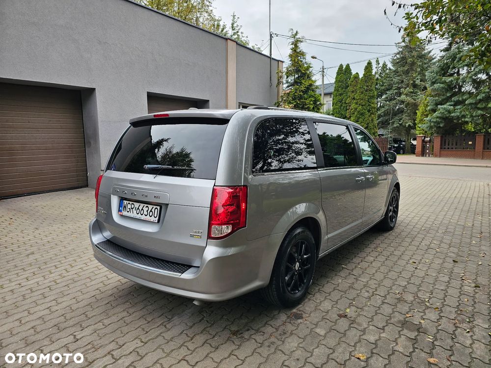 Dodge Grand Caravan - 28