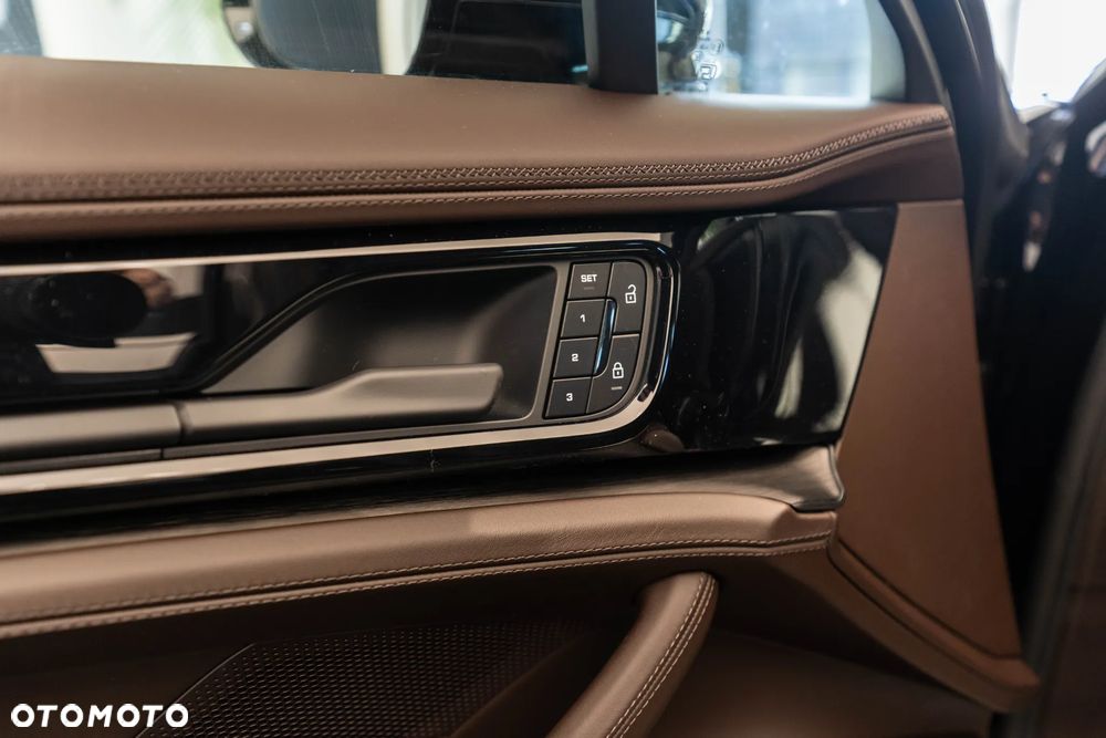 Porsche Panamera 4 E-Hybrid PHEV - 28