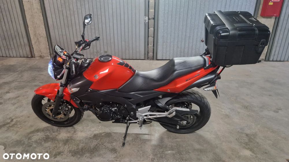 Suzuki GSR - 13