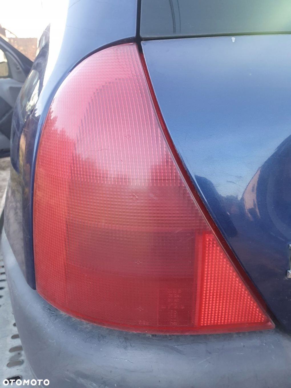 LAMPA LEWA TYŁ TYLNA TYLNIA RENAULT CLIO II 1998r PRZED LIFT NV432 4DRZWI - 1
