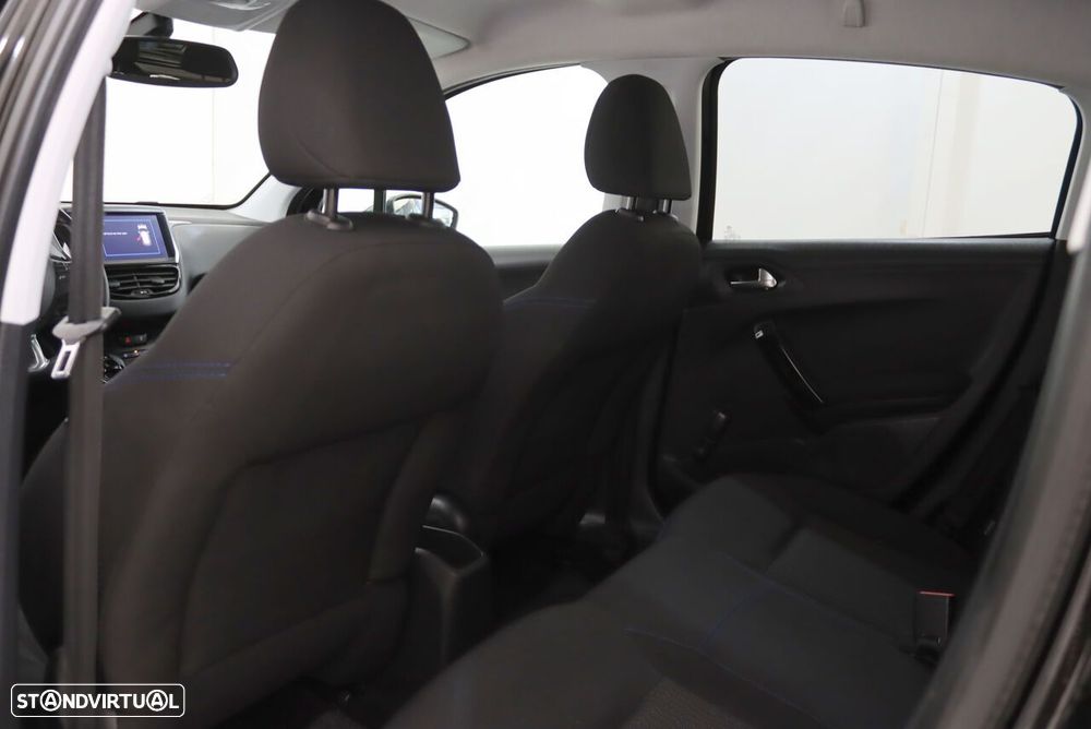 Peugeot 208 1.2 PureTech Signature EAT6 - 8