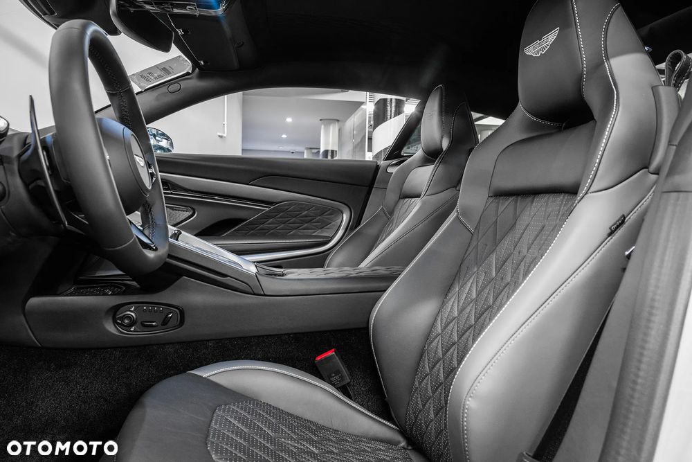 Aston Martin DB12 - 12