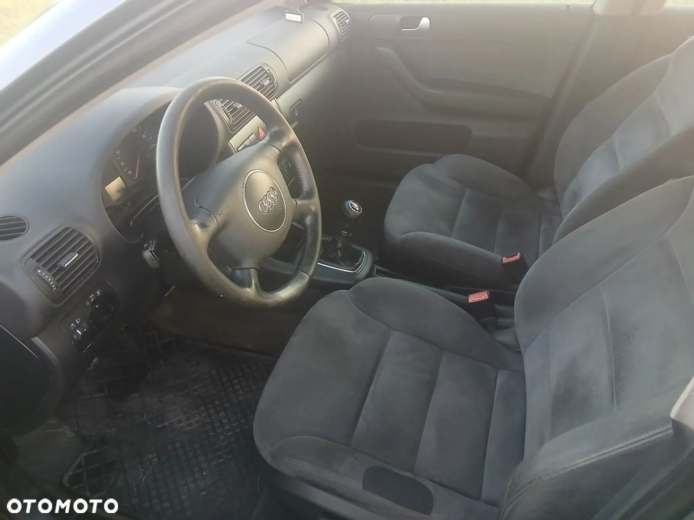 Audi A3 Sportback 1.6 Ambiente - 16