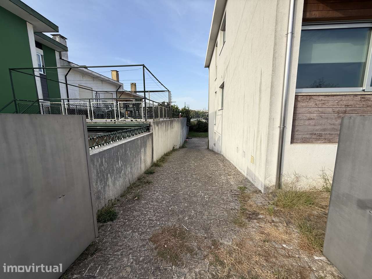 Moradia T4 situado no centro de Oliveira do Douro - Grande imagem: 4/44