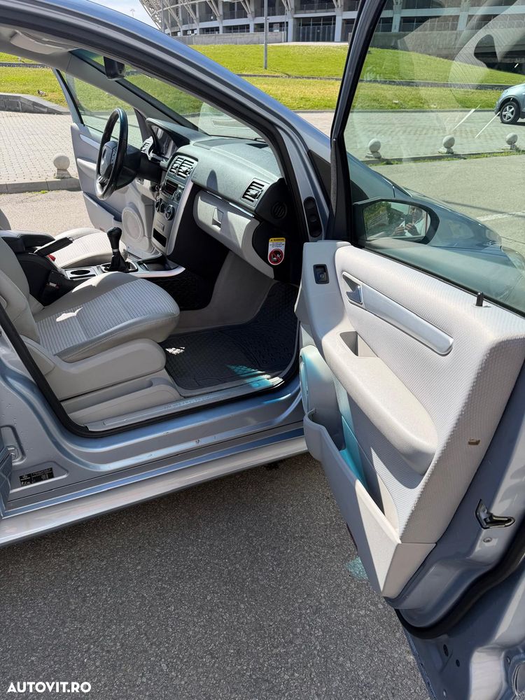 Mercedes-Benz B 180 - 12