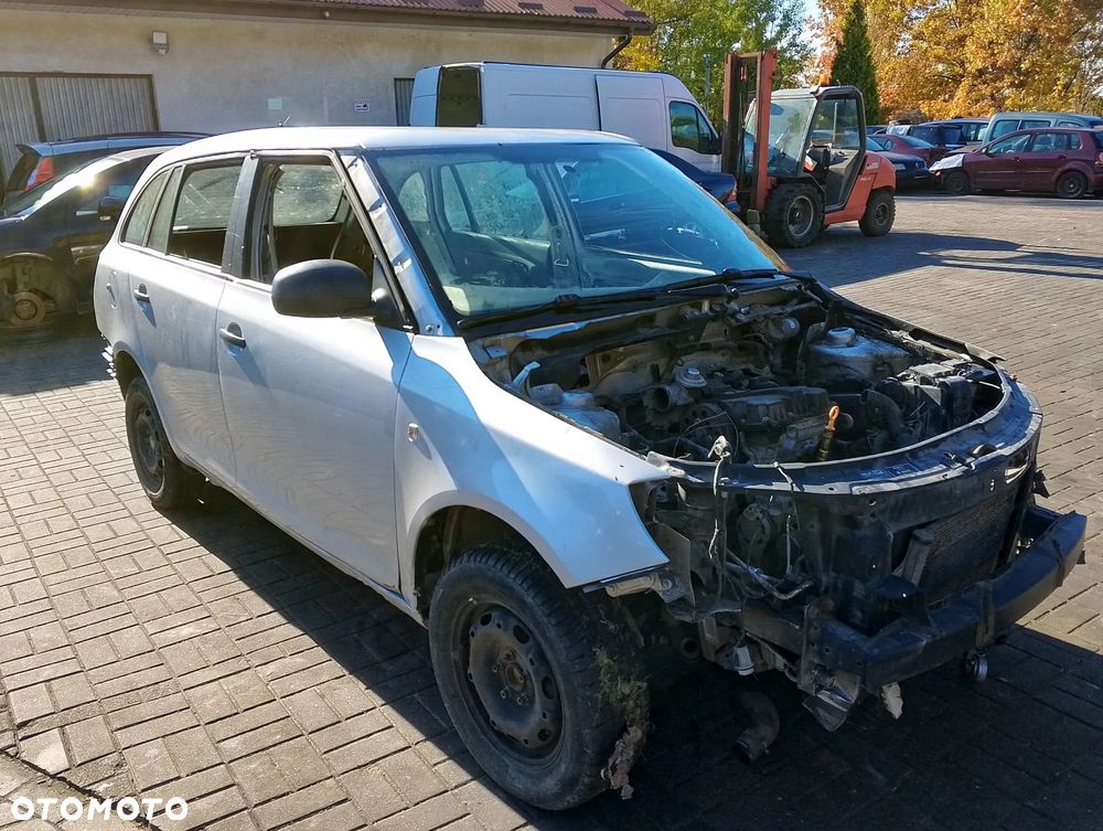 Skoda Fabia II (07-10.) 1.4 TDI 69KM. Silnik BNM Skrzynia JQM lakier LA7W - REFLEXSILVER.Cały na części. GWARANCJA !!!  Przód Tył Zestaw Komplet Drzwi Klapa Zderzak Błotnik Maska Grill Atrapa Szyba Pas Lampa Lusterko Boczki Fotel Kanapa Kokpit Deska Rozdzielcza Przełącznik Włącznik Sterownik Przewody Wiązka Instalacja Moduł Komputer Czujnik Listwa Pompa Alternator Wtryski Głowica Rozrusznik Kompresor Sprzęgło Dwumas Silnik Skrzynia ABS Klimatyzacji Paliwa Wspomagania Kolektor Turbina Przepustnica Zawór Chłodnica Koło Hak Belka Sanki Zawieszenie Mcpherson Półoś Amortyzator Wydech Tłumik Zacisk Most - 3