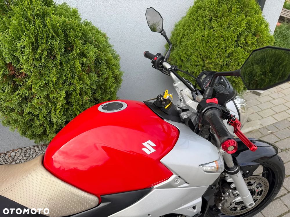 Suzuki GSR - 23