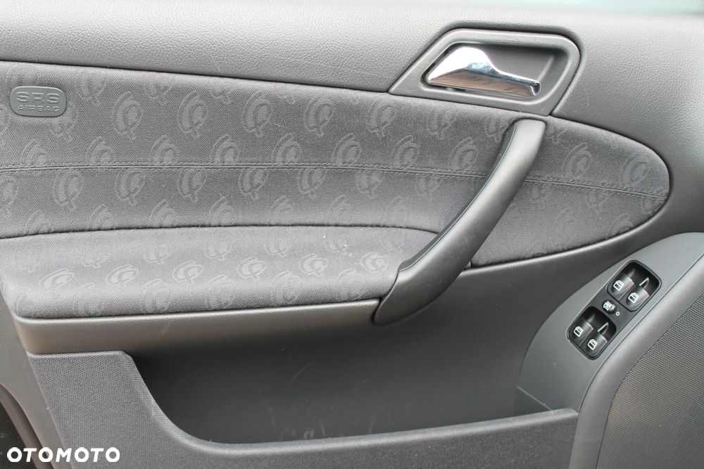 Mercedes-Benz Klasa C 200 CGI Elegance - 29