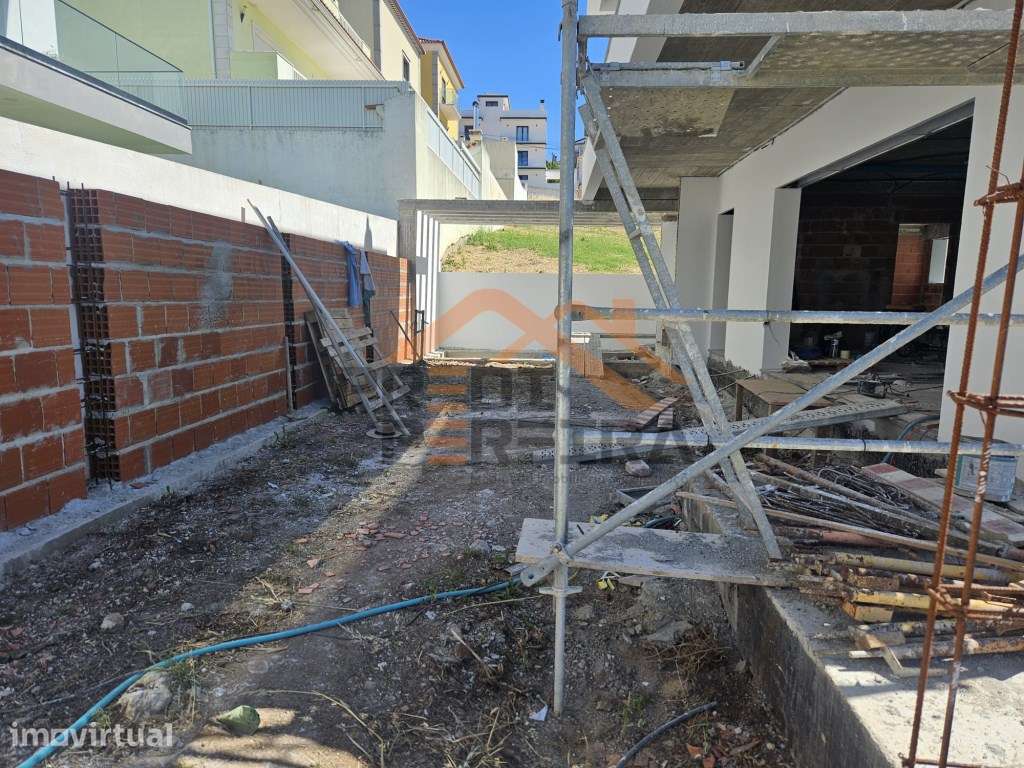 Moradia T4 em fase de construção, situada no Bairro Casal São Sebas... - Grande imagem: 4/23