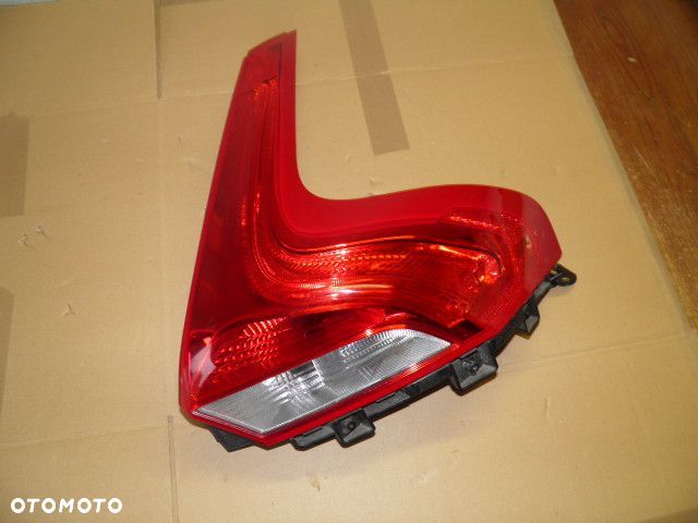 LAMPA TYLNA PRAWA VOLVO V40 XC40 - 3