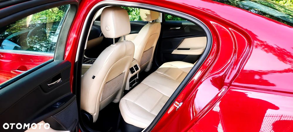 Jaguar XE 2.0 T Prestige - 20