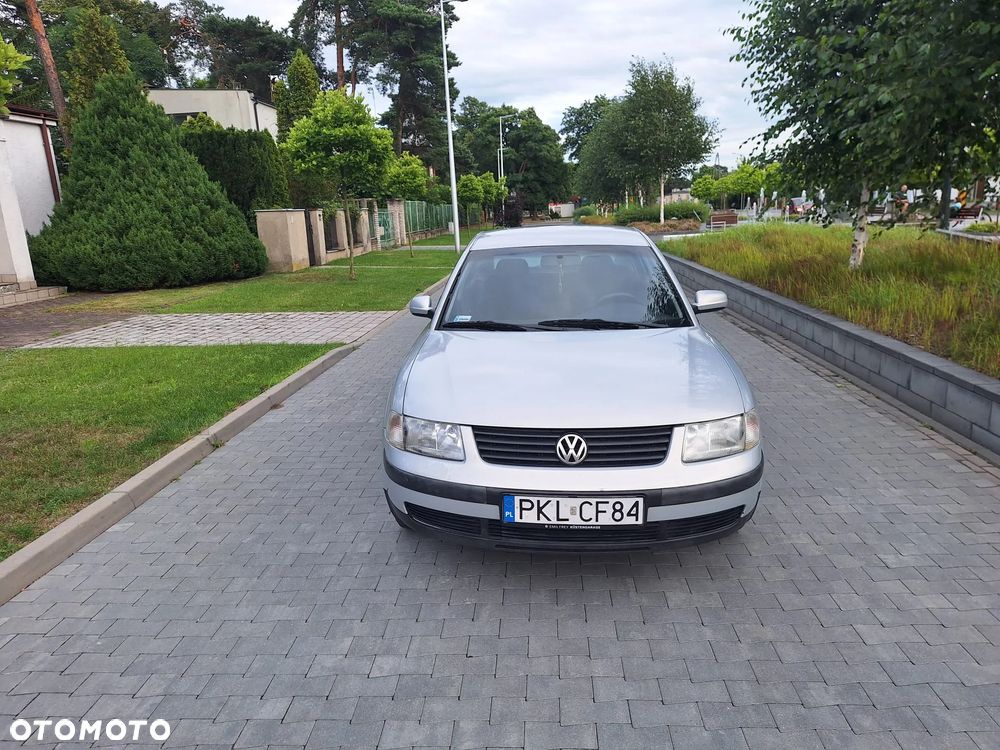 Volkswagen Passat 1.6 Comfortline - 12