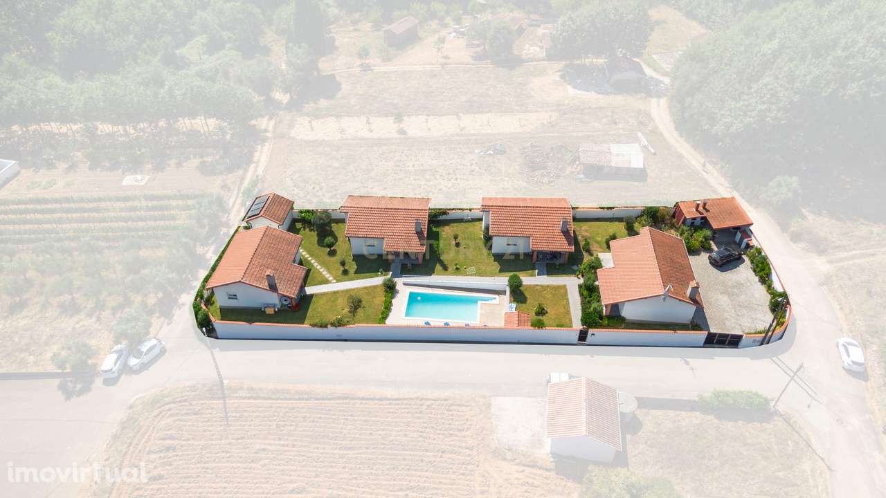 Charmosa Quintinha com 4 Moradias T2 - Ideal para Investimento ou Turi - Grande imagem: 2/28