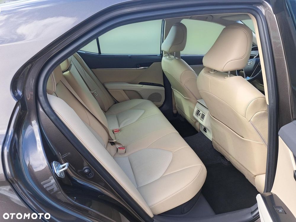 Toyota Camry 2.5 Hybrid Executive CVT - 24