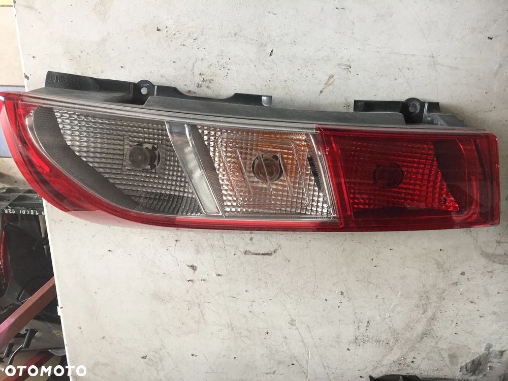 DACIA DOKKER 19R LAMPA PRAWA TYŁ